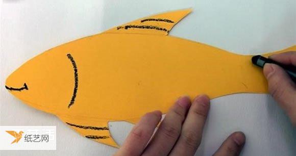 一个非常简单的幼儿卡纸小鱼粘贴画手工制作方法