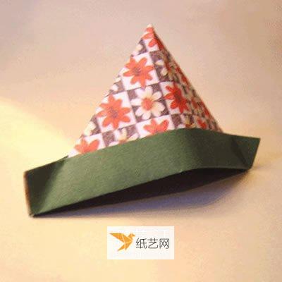 小朋友们使用折纸就可以折叠简单可爱的三角形帽子,需要