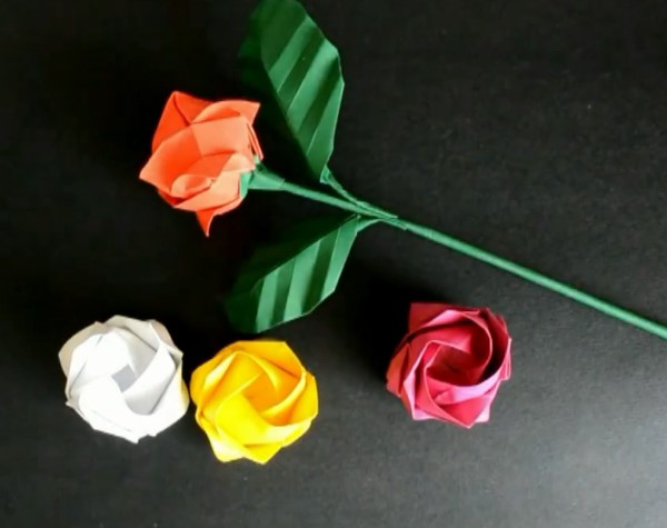纸艺网这里特别向大家推荐的这个手工折纸玫瑰花的制作教程依旧是川崎